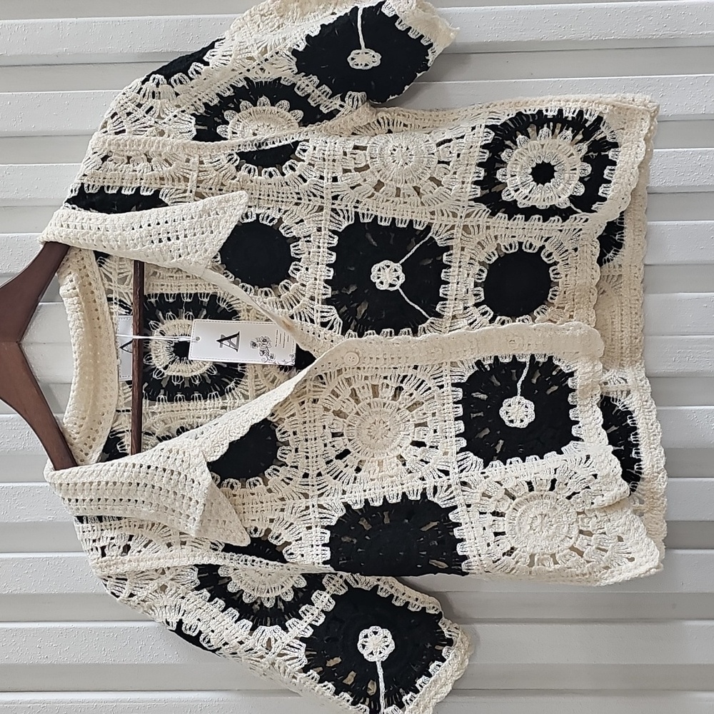 Elegant Crochet Looking Black and Cream Sweater With Short Sleeves  Size L/XL